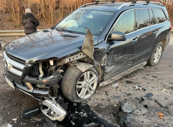 Двоє людей травмувалися внаслідок зіткнення автівок біля Львова