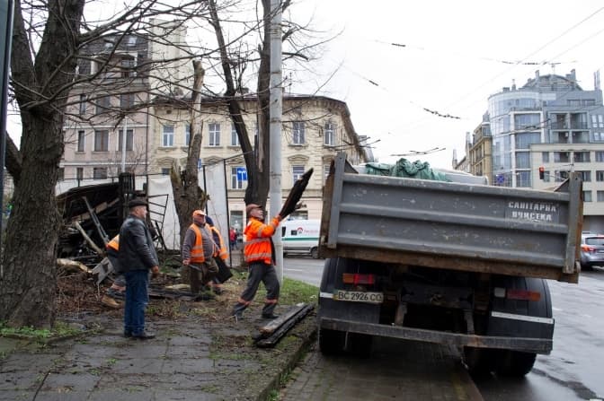 Біля ТРЦ «Форум» у Львові розпочали демонтаж кіоску, який згорів 6 років тому