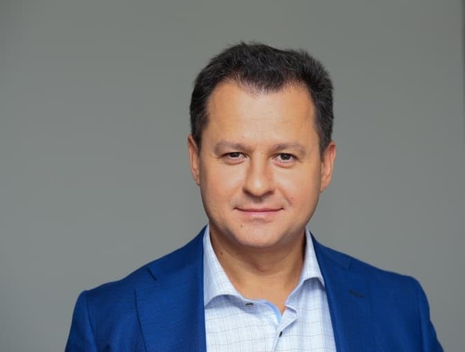 Нардеп зі Львова користується автівкою своєю помічниці, а його дружина – водія. Декларація
