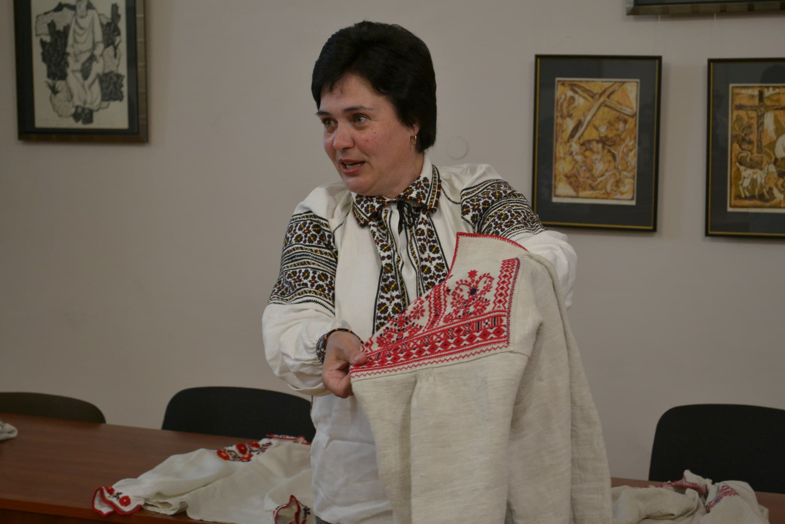 За словами Галини Ліщинської-Кравець, дослідження старовинної сорочки — це майже детективна робота / фото з архіву майстрині.