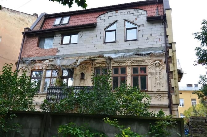 У Львові через відхилення від проєкту спотворився будинок на вулиці Тихій