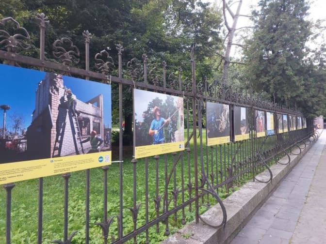 «Міцніші за цеглу». У Львові відкрили фотовиставку про волонтерів, які відновлюють країну