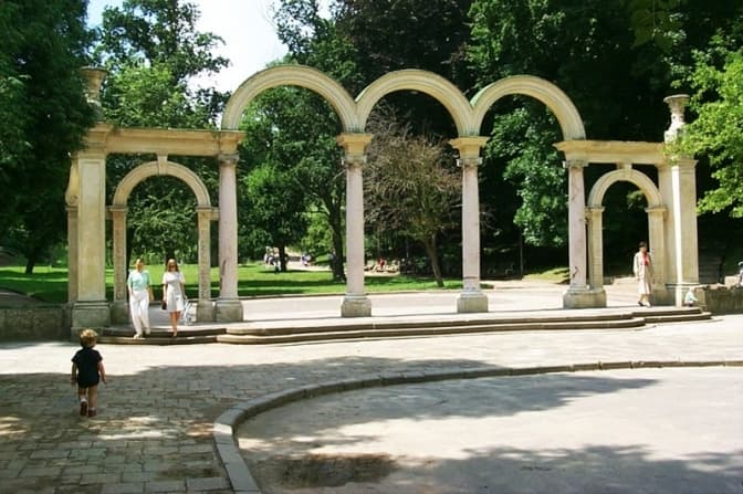 У парку в центрі Львова хочуть відновити вхідну арку
