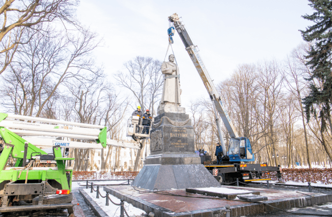 У Києві демонтували пам’ятник радянському генералу Ватутіну