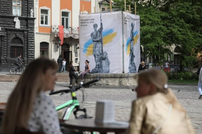 На площі Ринок повісили спеціальні банери на захисних конструкціях фонтанів