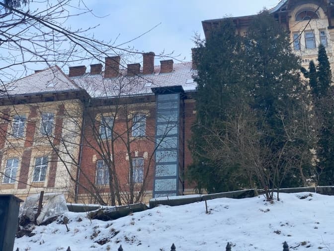 У Львові встановили зовнішній ліфт на фасаді історичної будівлі, де працює школа