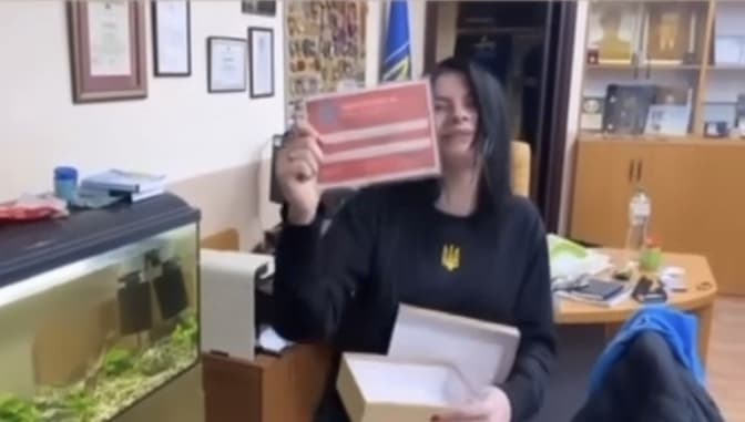 Після скандалу із перепусткою працівницю Львівської облради покарали доганою