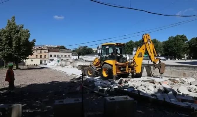 Фото: Демонтаж плит на території колишнього ринку "Добробут" 23 липня 2025 року/ЛМР