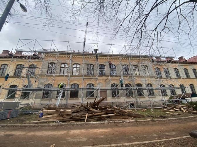 Над корпусом університету біля Львова, який пошкодила російська ракета, зведуть захисний купол