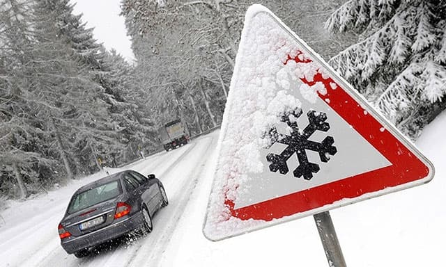 Львів’ян застерігають про ожеледицю. Куди скаржитись на непосипані дороги