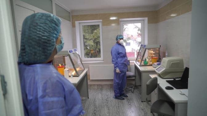 Поліцейські та військові зможуть безкоштовно здавати ПЛР-тести у новій лабораторії
