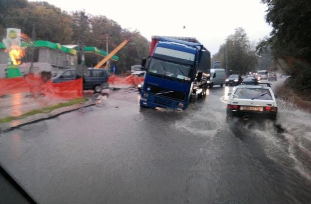 У Львові дорогу, де провалилася вантажівка, ремонтуватиме «Онур»