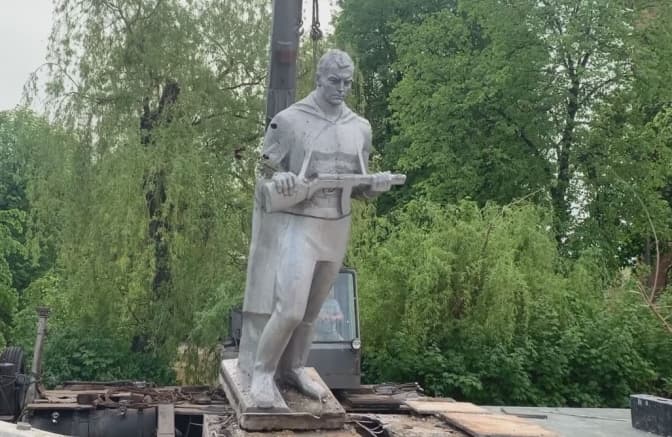 На Львівщині демонтували пам'ятник радянському солдатові. Фото, відео
