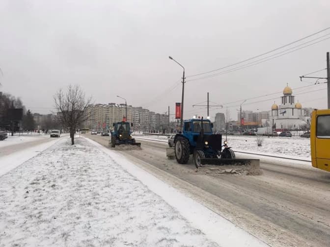 Через снігопад у Львові до прибирання залучили майже 1,5 тисячі двірників і 73 одиниці техніки