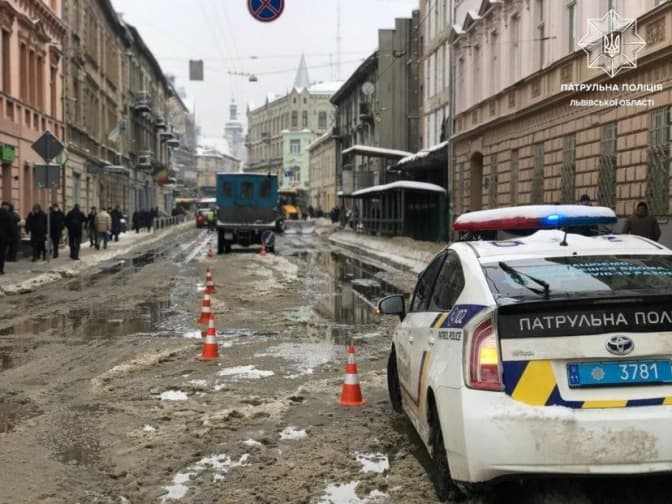 Через витік води в центрі Львова 8 автобусів курсують зі змінами. Рух трамваїв призупинили