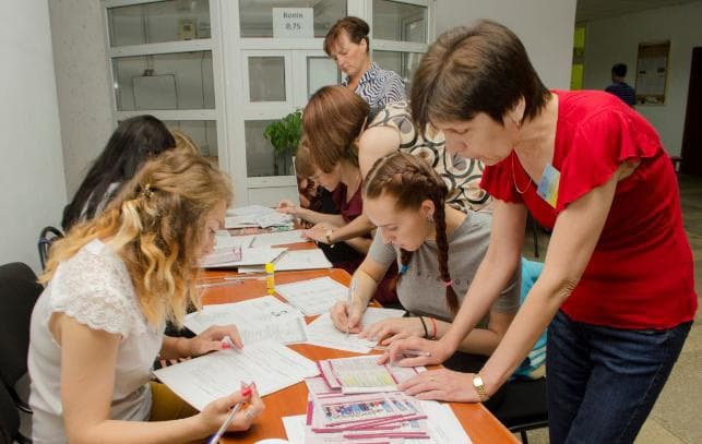 Сьогодні в Україні почали приймати заяви у виші. Що потрібно знати