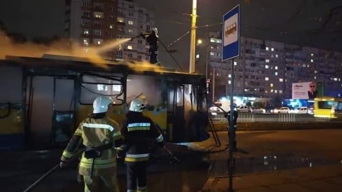 У Львові на вулиці Науковій вщент згорів тролейбус. Фото
