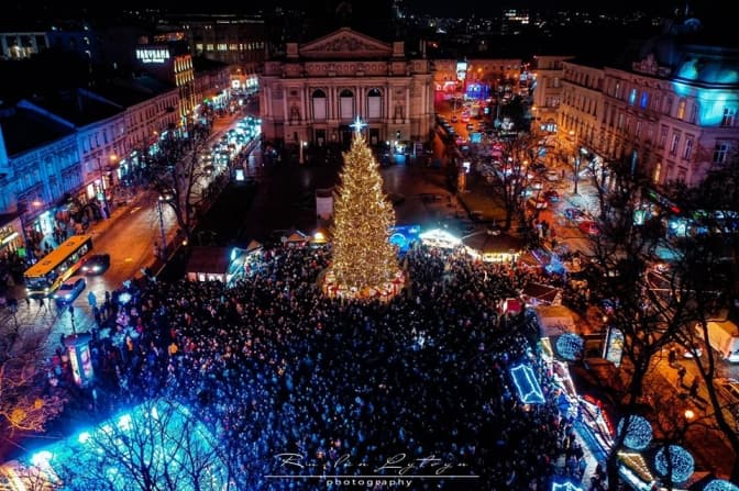 У Львові відкрили головну ялинку. Атмосферні фото з висоти