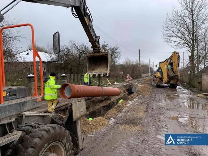 На Львівщині відновили ремонт дороги, що сполучає Червоноград та Раву-Руську