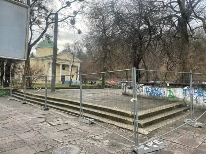 У Львові почали облаштовувати простір «щасливих людей» біля бібліотеки Стефаника
