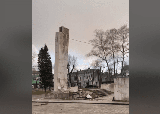 На Львівщині демонтували монумент радянським воїнам