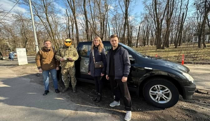 Столична книгарня витратила кошти від переробки російських книг на пікап для ЗСУ та ортопедичні ліжка