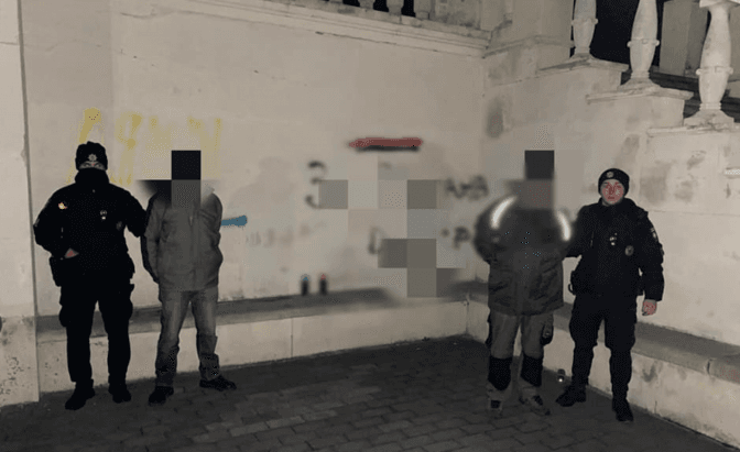 У Львові двоє чоловіків зіпсували частину польського меморіалу на Личаківському кладовищі