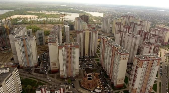 Житловий комплекс «Патріотика», позаду ділянка для майбутнього ЖК «Патріотика на озерах»