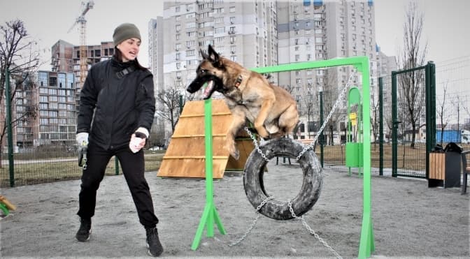 На Позняках у Києві відкрили сучасний майданчик для вигулу собак