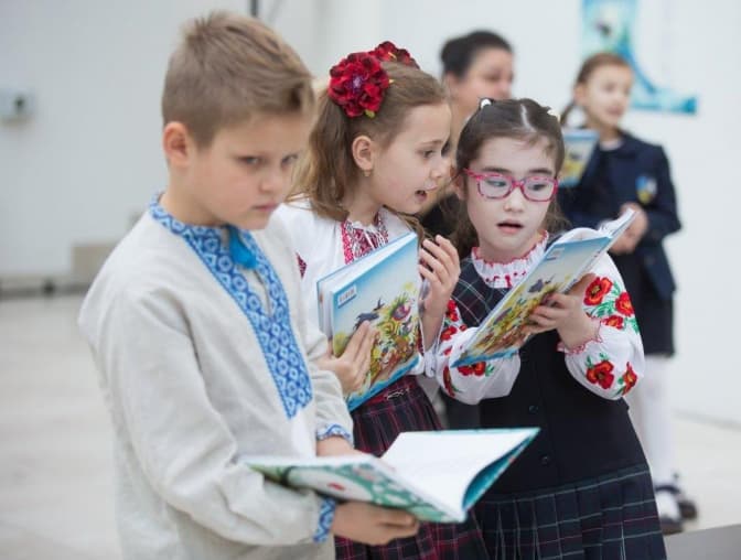 Ельфійки, полячки і футболісти. Що ще цікавого в антидиcкримінаційній експертизі підручників