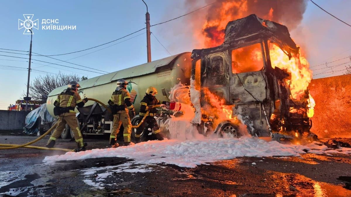 Нічна атака на Київщину 5 травня: постраждали троє людей, на промисловому об'єкті виникла пожежа