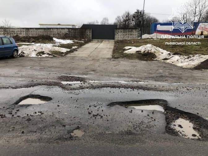 Львівські комунальники до кінця тижня повинні полатати усіх ями та вибоїни на дорогах
