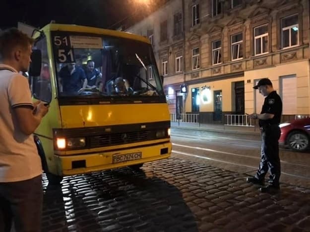Львівські патрульні затримали водія маршрутки, який перевозив пасажирів нетверезим