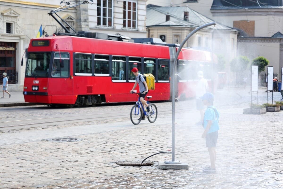 Розпилювач води на пл. Ринок / фото: ЛМР