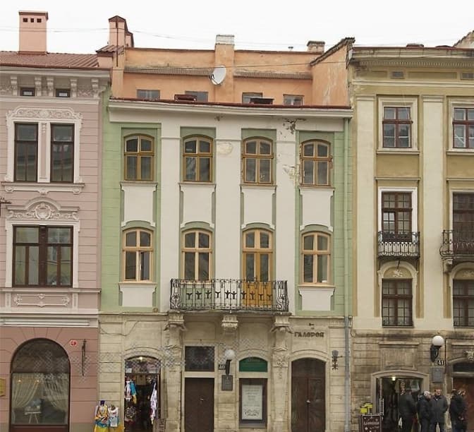 Власники пошкодили пам’ятку на площі Ринок. Суд зобов’язав її відновити