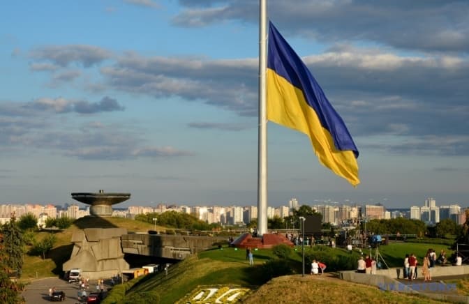 У столиці з метою вшанування пам’яті жертв голодоморів приспустили найбільший прапор України