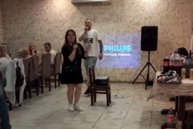 Любителя співати пісні Лепса у кафе на Київщині «покарали» повісткою