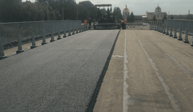 На Львівщині закінчують ремонтувати міст, який зруйнувала повінь 16 років тому
