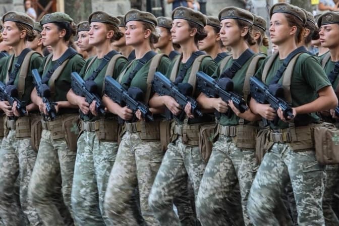 Потреба у деяких спеціальностях. У Міноборони пояснили, чи буде військовий облік для жінок обов’язковим