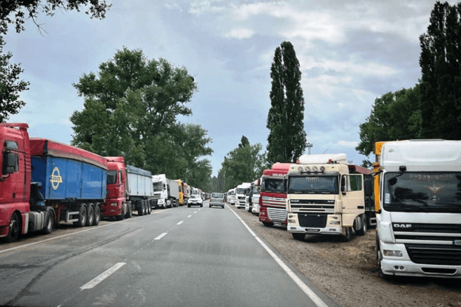 У пунктах пропуску на Львівщині облаштують пункти для відстою та створять е-чергу на кордоні