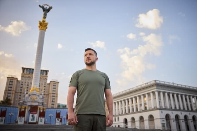 «Для нас найстрашніше залізо – не ракети, а кайдани та окови». Зеленський звернувся до українців