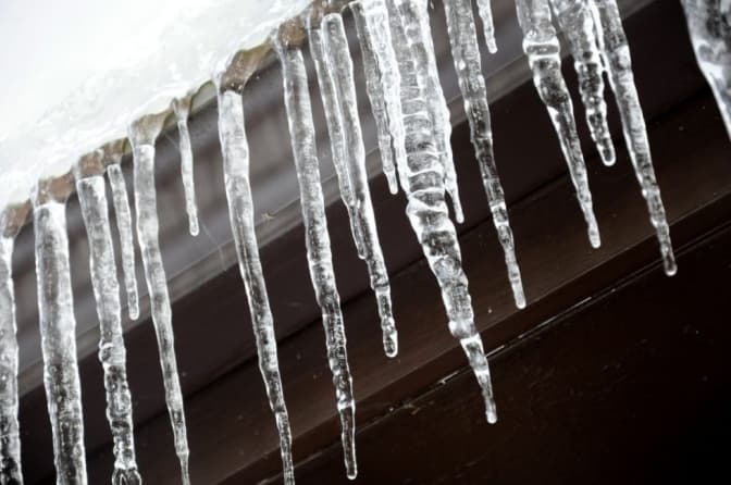 У Києві через відлигу зросла небезпека падіння бурульок