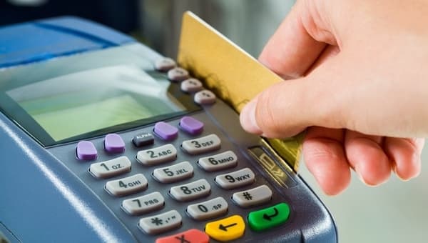 Укрзалізниця встановила платіжні термінали для оплати квитків карткою