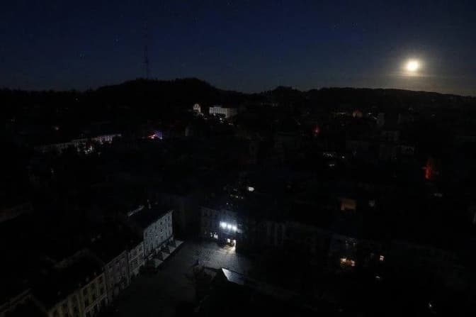 Чи будуть з понеділка відключення світла та у центрі Львова без попередження закрили «Укрпошту». Підсумки доби