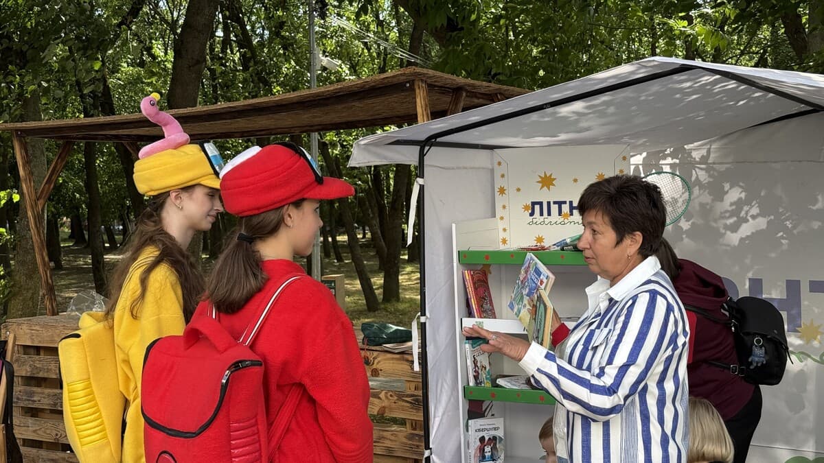 Книгозбірня під відкритим небом: у львівських парках працює "Літня бібліотека"