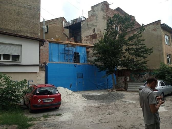 У дворі будинку на площі Міцкевича у Львові почали самовільне будівництво