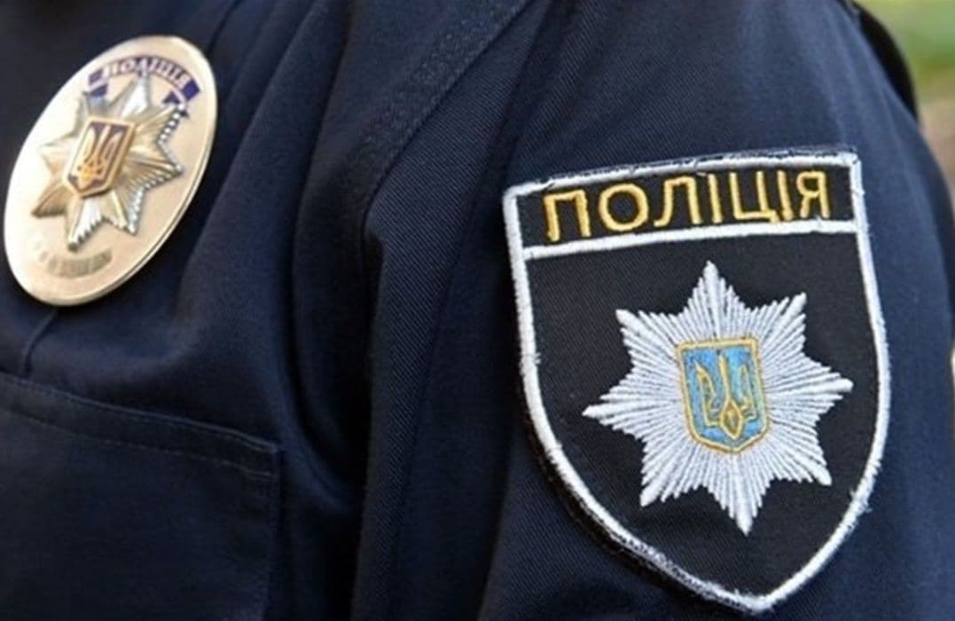 У Львові водій тікав від патрульних і намагався перелізти через паркан