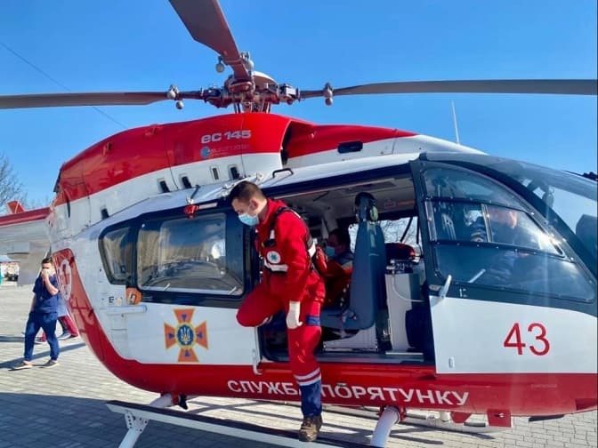 Третій виліт. Львівські медики гелікоптером евакуювали жінку з інсультом із села на Турківщині