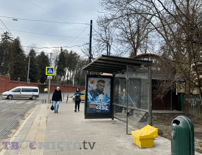 Зупинка, плитка і понижені бордюри: біля військових поховань у Львові облаштовують територію. Фото