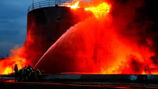 Пожежу на нафтобазі у Львові внаслідок обстрілу гасили понад 13 годин